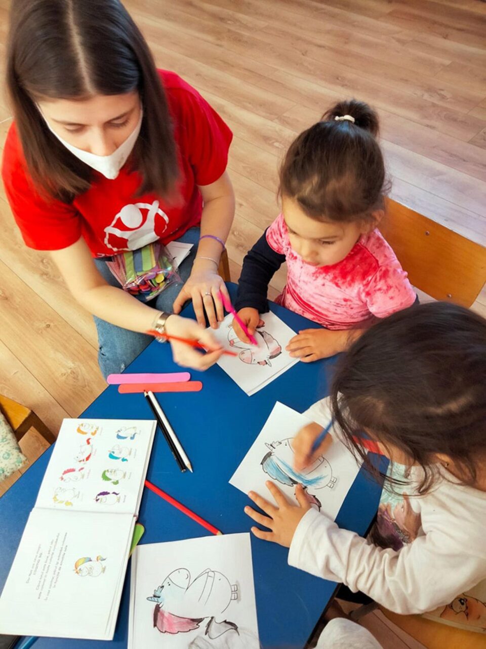 Salvați Copiii îi ajută pe copiii de etnie romă din comunități sucevene vulnerabile să aibă acces la educație