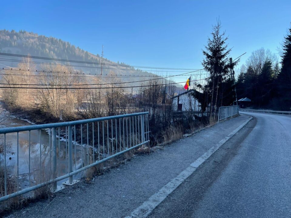 O femeie gravidă și fiica ei de 4 ani au scăpat cu viață ca prin minune din mașina care s-a răsturnat în râul Moldova