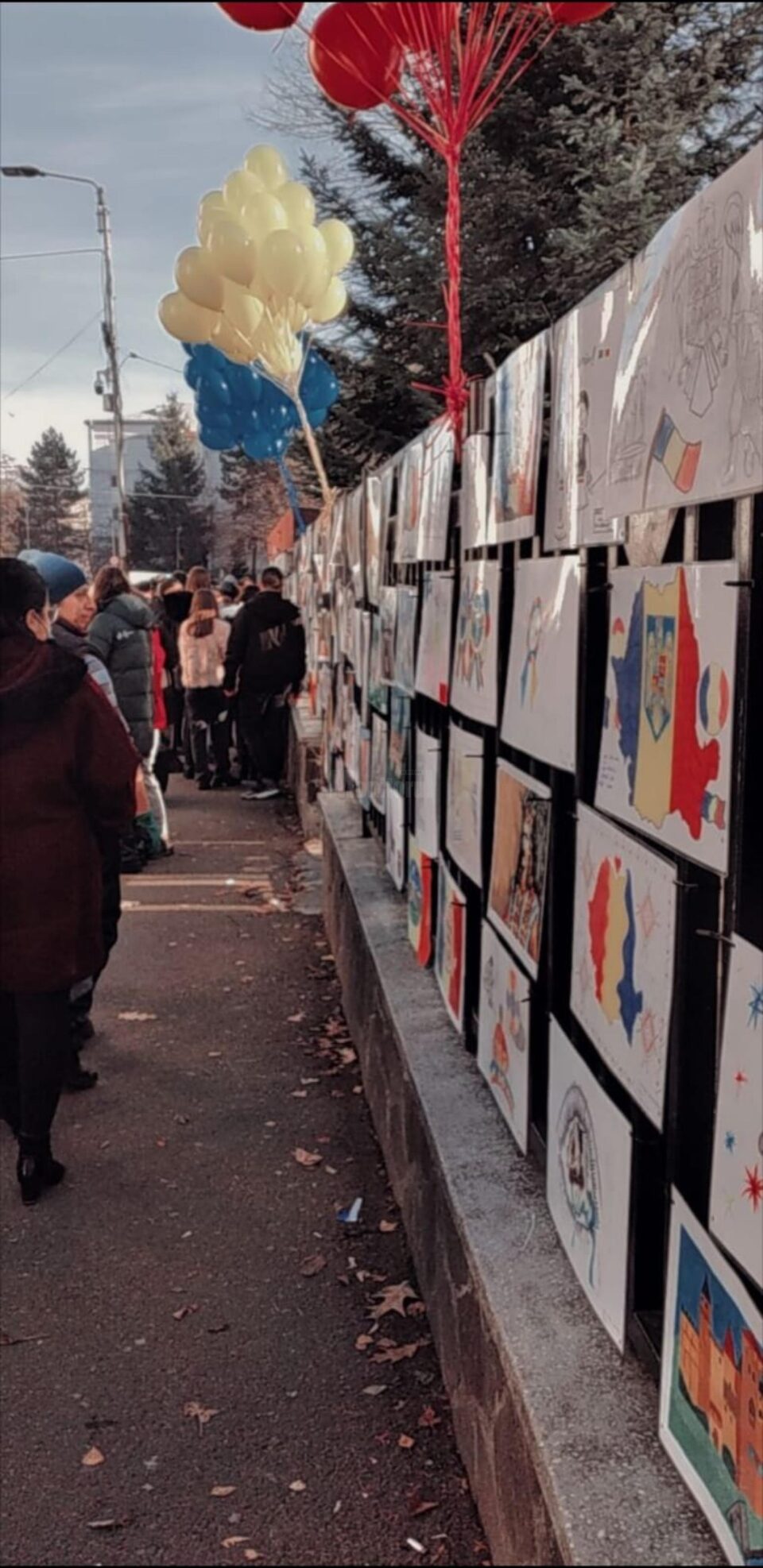 „Mândru că sunt român!”, tema unei expoziții de desene în aer liber organizate de elevii Colegiului de Informatică „Spiru Haret”