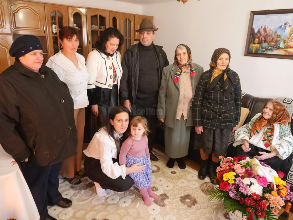 Familia adunata in jurul sarbatoritei la Calinesti Coparenco