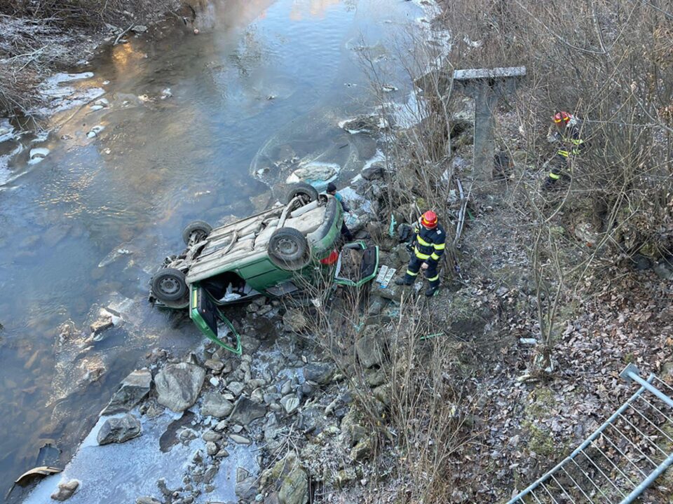 O femeie gravidă și fiica ei de 4 ani au scăpat cu viață ca prin minune din mașina care s-a răsturnat în râul Moldova