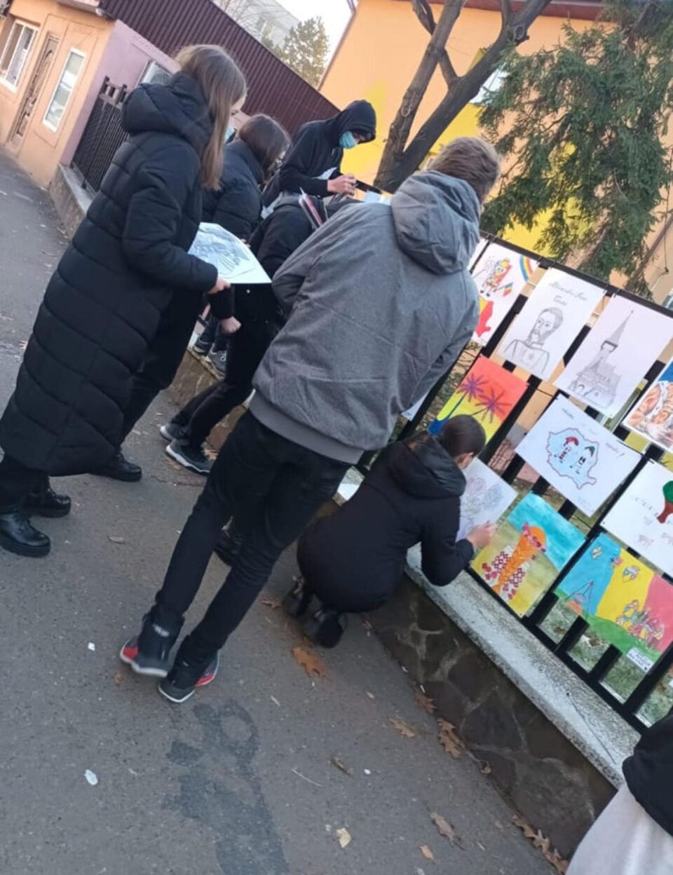 „Mândru că sunt român!”, tema unei expoziții de desene în aer liber organizate de elevii Colegiului de Informatică „Spiru Haret”