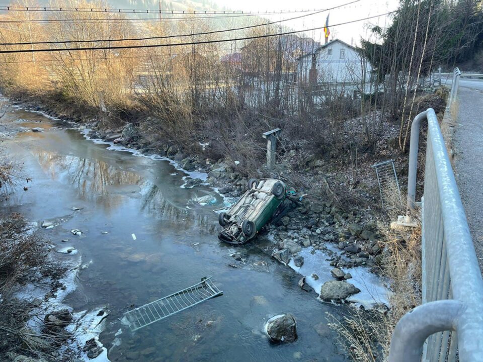O femeie gravidă și fiica ei de 4 ani au scăpat cu viață ca prin minune din mașina care s-a răsturnat în râul Moldova