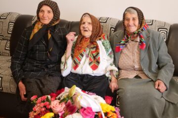 Cele două fiice, Viorica și Alea, împreună cu mama lor, Maria Huțan