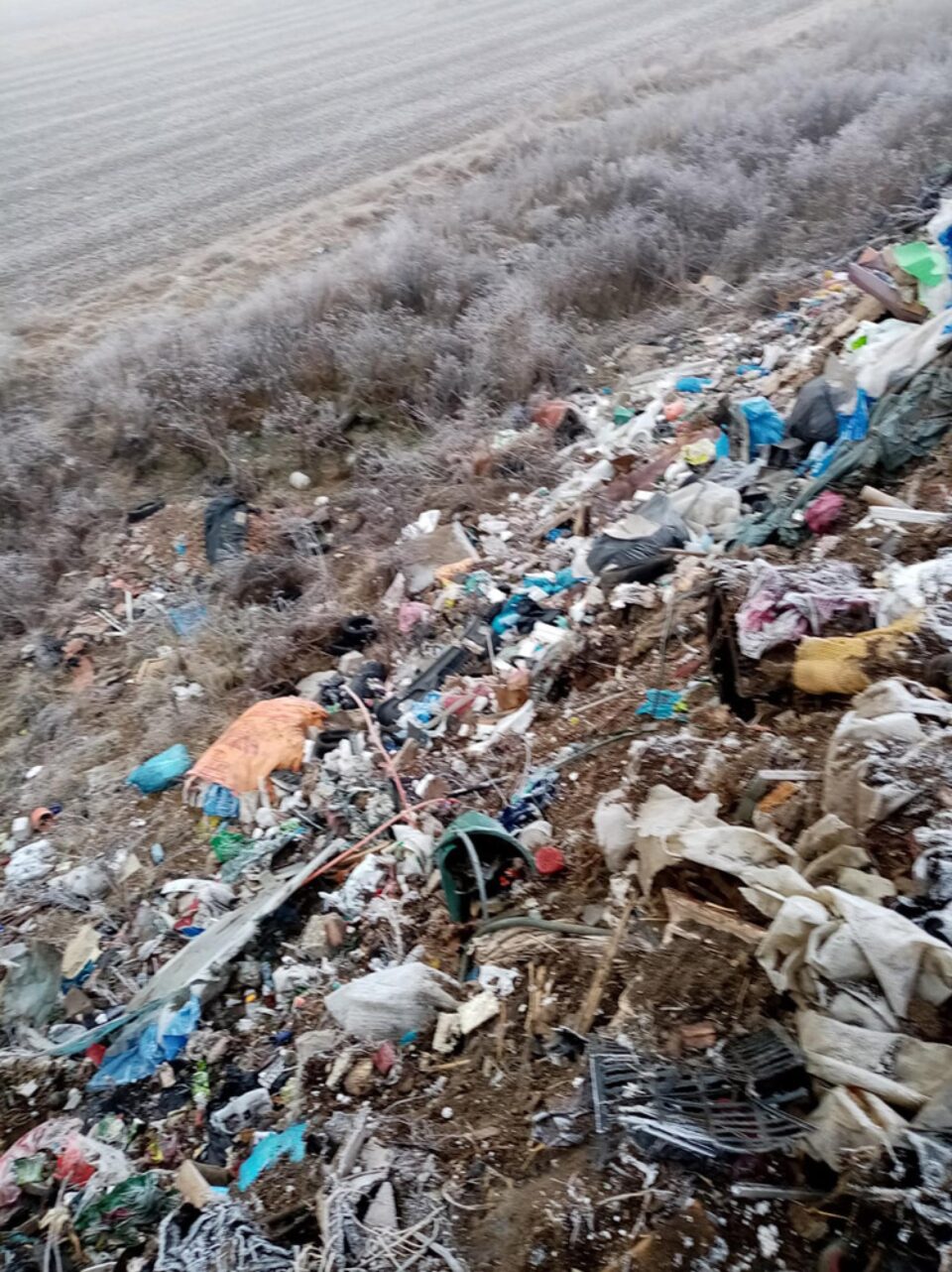 Imagini cu ce au găsit comisarii de mediu la fața locului