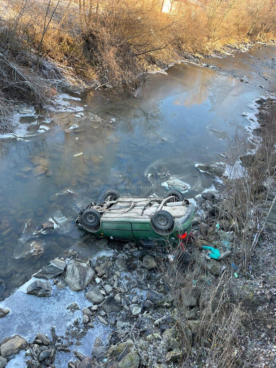 O femeie gravidă și fiica ei de 4 ani au scăpat cu viață ca prin minune din mașina care s-a răsturnat în râul Moldova