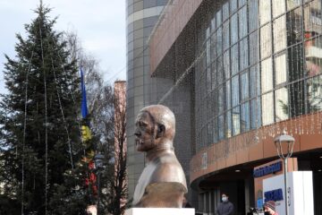 Bustul lui Franz Cavaler de Loges, cel mai longeviv primar al Sucevei, inaugurat în fața sediului Primăriei
