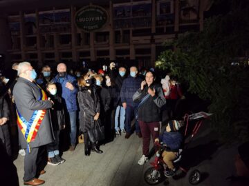 Mii de oameni au fost prezenți la aprinderea luminilor de sărbătoare, în centrul Sucevei 3