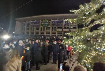 Mii de oameni au fost prezenți la aprinderea luminilor de sărbătoare, în centrul Sucevei 2