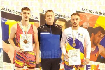 Antrenorul Daniel Ciubotaru încadrat de cei doi medaliați