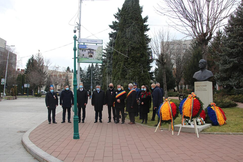 Ziua Bucovinei, marcată la Suceava printr-o ceremonie de depunere de coroane la statuia unionistului Iancu Flondor