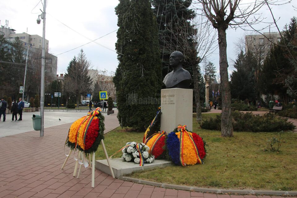 Ceremonie scurtă de depunere de coroane la statuia unionistului Iancu Flondor, din centrul Sucevei