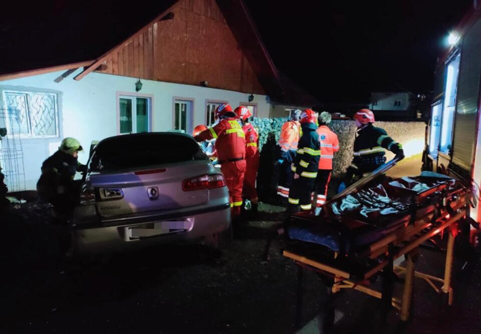 Autoturismul Renault pătruns neregulamentar în intersecție