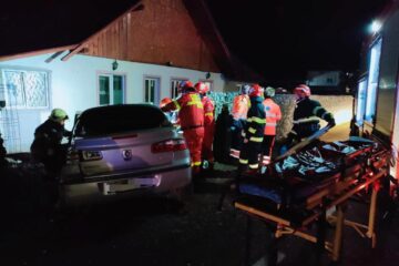 Autoturismul Renault pătruns neregulamentar în intersecție