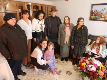 Familia adunată în jurul sărbătoritei, la Călinești Coparenco