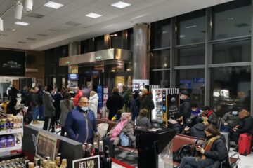 120 de pasageri ai zborului Ryanair Suceava-Milano, blocați în aeroport după ce piloții au ieșit din timpul de zbor