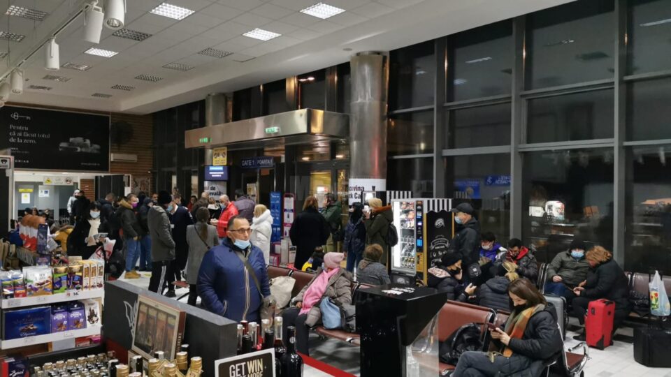 120 de pasageri ai zborului Ryanair Suceava-Milano, blocați în aeroport după ce piloții au ieșit din timpul de zbor