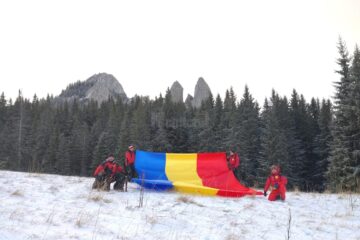 Salvamontiștii suceveni au arborat Drapelul Tricolor pe muntele Rarău