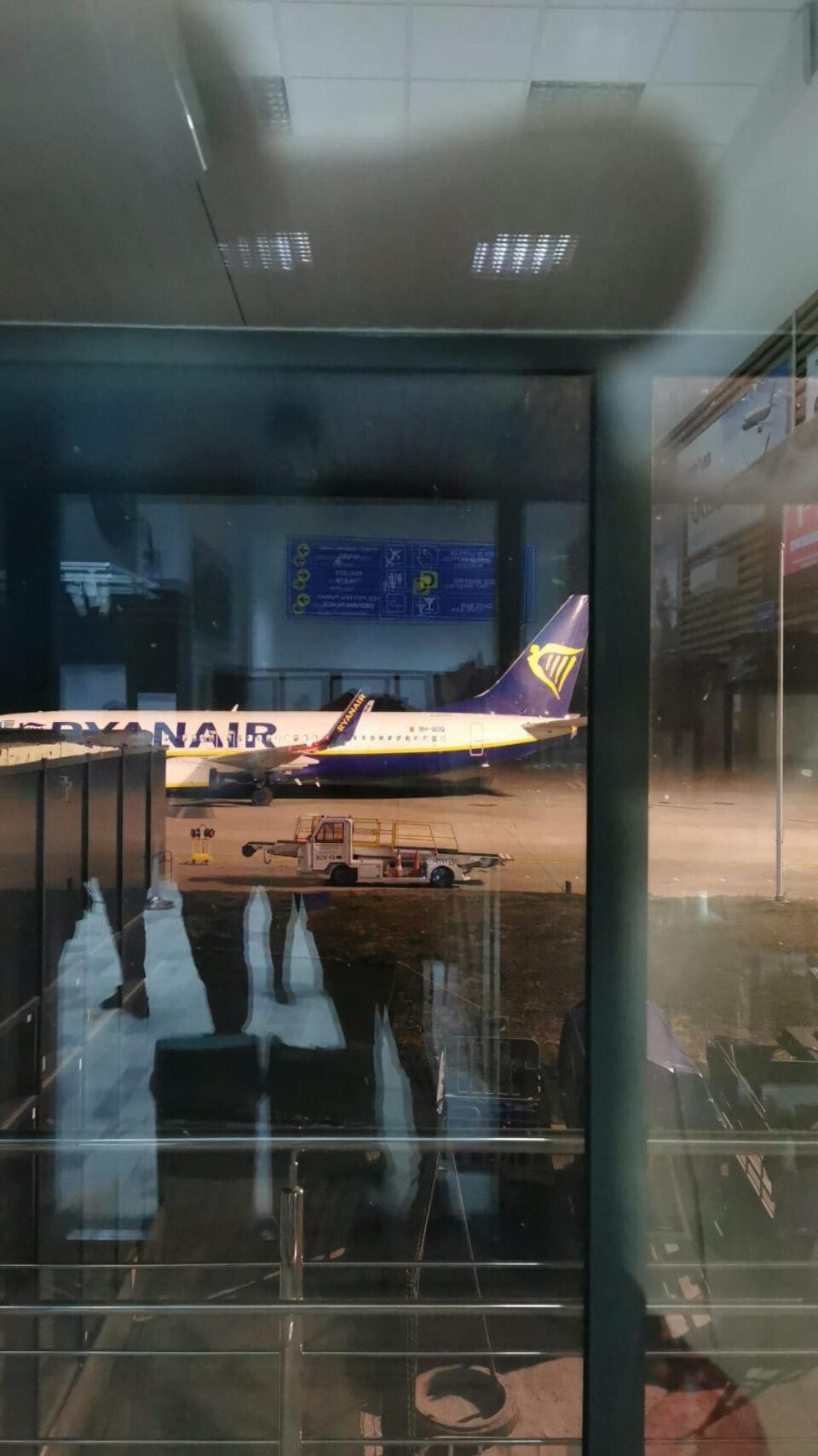 În rândul pasagerilor s-au iscat nemulțumiri, cu atât mai mult cu cât ei puteau să vadă aeronava pe pista aeroportului