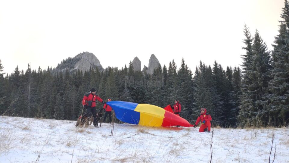 Salvamontiștii suceveni au arborat Drapelul Tricolor pe muntele Rarău