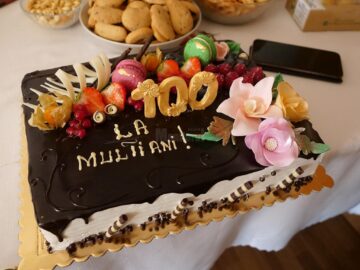 Tort dăruit sărbătoritei