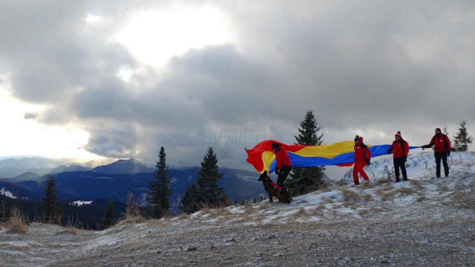 Salvamontiștii suceveni au arborat Drapelul Tricolor pe muntele Rarău