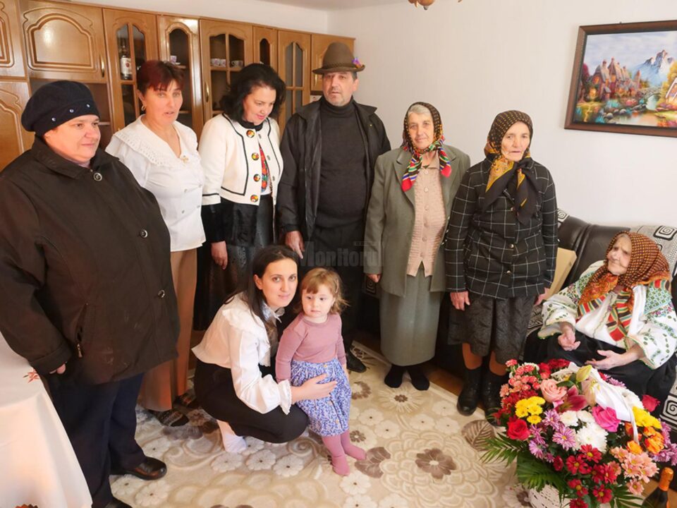 Familia adunată în jurul sărbătoritei, la Călinești Coparenco