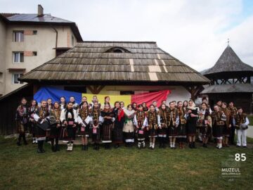 Coruri de copii care au cantat de Ziua Bucovinei si de Ziua Nationala, la Muzeul Arta Lemnului