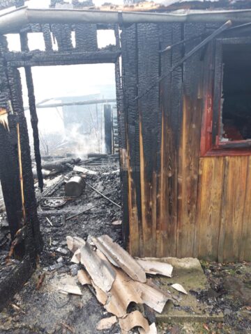 Proprietara stătea în casă de vorbă cu o vecină, iar șura ardea