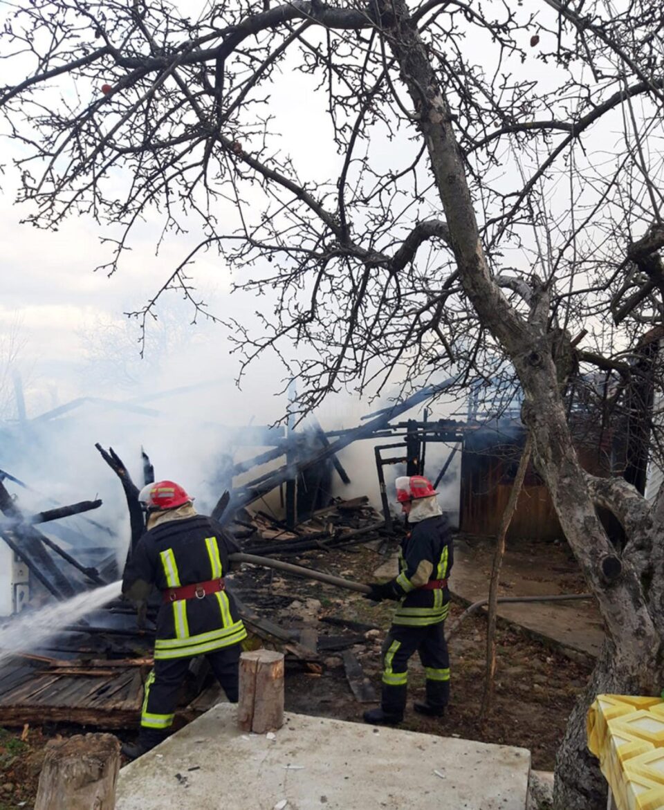 Proprietara stătea în casă de vorbă cu o vecină, iar șura ardea