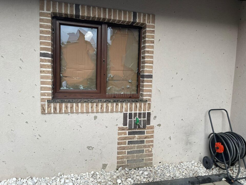 Geamuri sparte de suflul exploziei