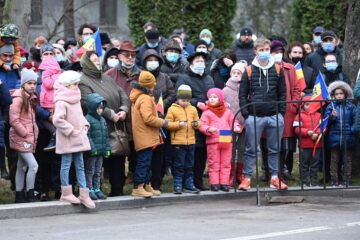Doi metri de pas de defilare, „parada” oferită celor peste 2.000 de oameni veniți să asiste la sărbătorirea oficială a Zilei Naționale, la Suceava