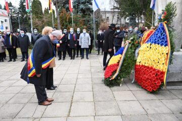 Doi metri de pas de defilare, „parada” oferită celor peste 2.000 de oameni veniți să asiste la sărbătorirea oficială a Zilei Naționale, la Suceava