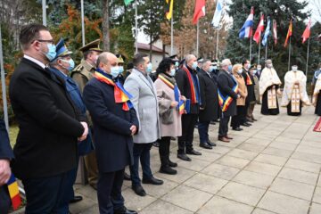 Doi metri de pas de defilare, „parada” oferită celor peste 2.000 de oameni veniți să asiste la sărbătorirea oficială a Zilei Naționale, la Suceava