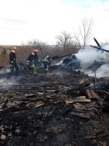 Proprietara stătea în casă de vorbă cu o vecină, iar șura ardea