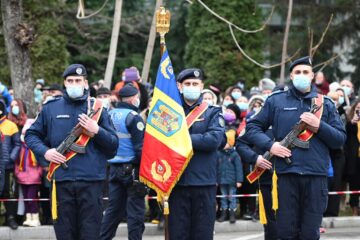 Doi metri de pas de defilare, „parada” oferită celor peste 2.000 de oameni veniți să asiste la sărbătorirea oficială a Zilei Naționale, la Suceava