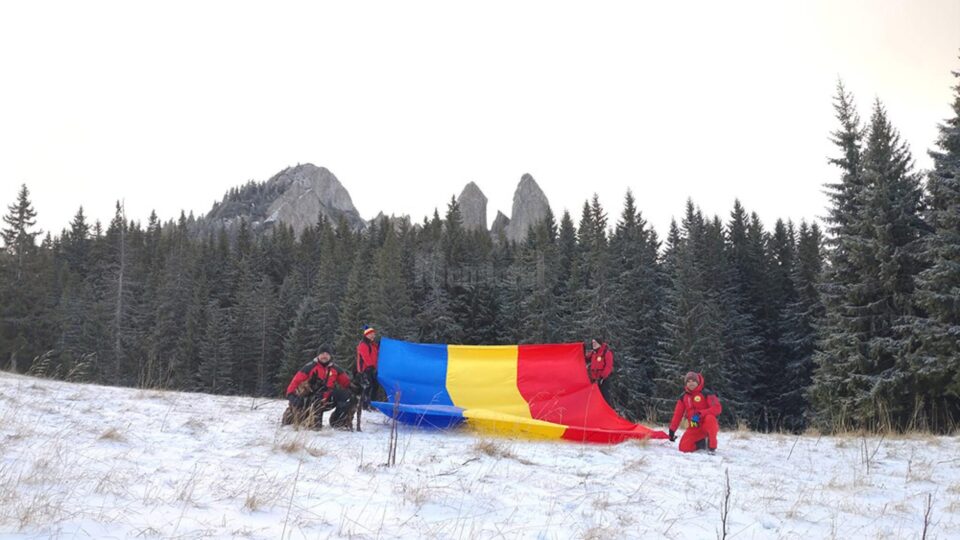 Drapelul României a fost urcat pe muntele Rarău de salvamontiștii suceveni