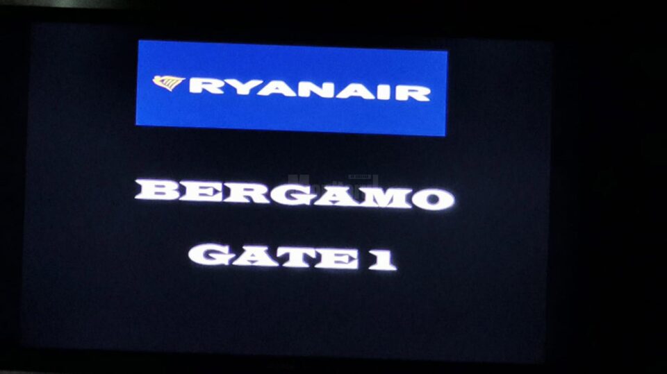 120 de pasageri ai zborului Ryanair Suceava-Milano, blocați în aeroport după ce piloții au ieșit din timpul de zbor