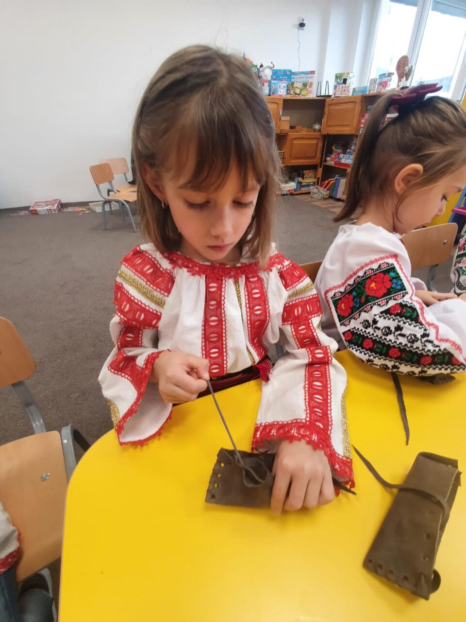 Mai mulți preșcolari de la Grădinița ,,Luminița” Siret au învățat cum se confecționează opincile (2).jpg