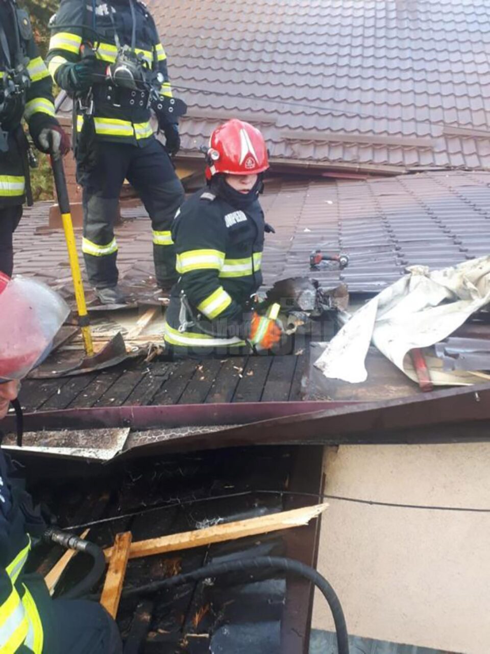 Ca urmare a intervenției eficiente a pompierilor, incendiul nu s-a extins și la restul clădirii Ca urmare a intervenției eficiente a pompierilor, incendiul nu s-a extins și la restul clădirii