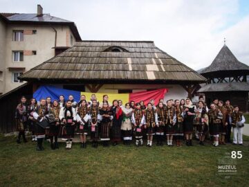 Coruri de copii care au cantat de Ziua Bucovinei si de Ziua Nationala, la Muzeul Arta Lemnului