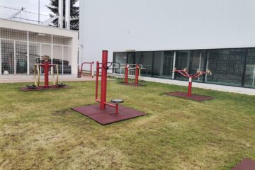 În curtea sălii de sport din Berchișești a fost amenajat un spațiu cu echipamente de fitness