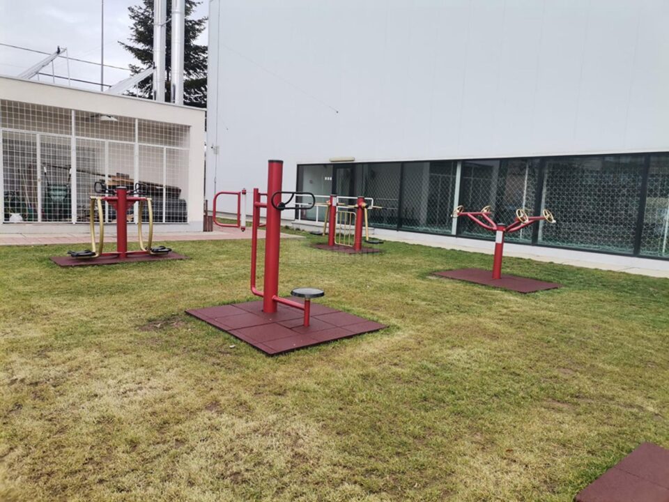 În curtea sălii de sport din Berchișești a fost amenajat un spațiu cu echipamente de fitness În curtea sălii de sport din Berchișești a fost amenajat un spațiu cu echipamente de fitness