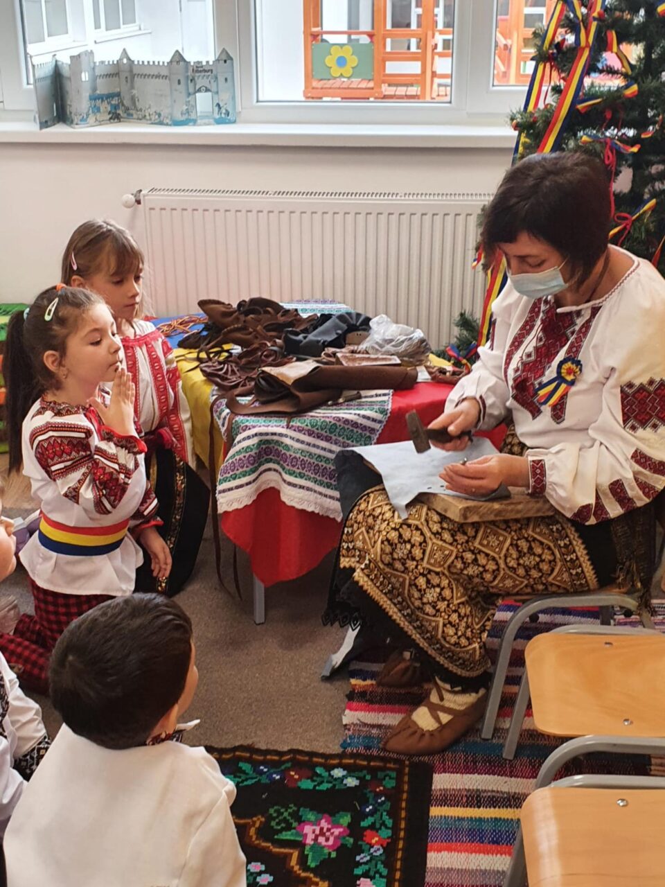 Mai mulți preșcolari de la Grădinița ,,Luminița” Siret au învățat cum se confecționează opincile (10).jpg