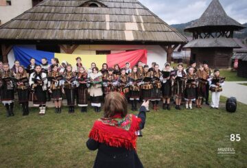Coruri de copii care au cantat de Ziua Bucovinei si de Ziua Nationala, la Muzeul Arta Lemnului