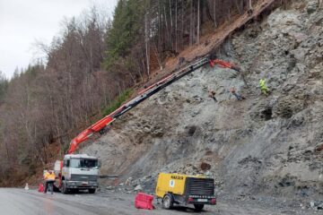 Alpiniști utilitari lucrează pentru prinderea unor plase de protecție