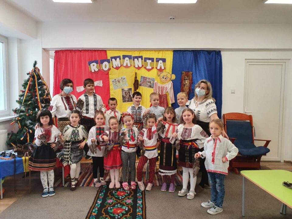 Mai mulți preșcolari de la Grădinița ,,Luminița” Siret au învățat cum se confecționează opincile (4).jpg