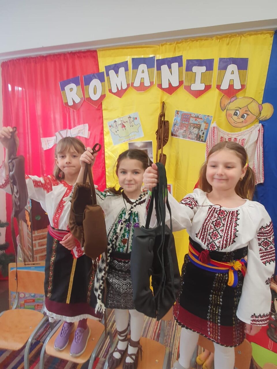Mai mulți preșcolari de la Grădinița ,,Luminița” Siret au învățat cum se confecționează opincile (12).jpg