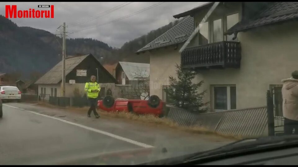 Mașina răsturnată în curba de la Prisaca Dornei