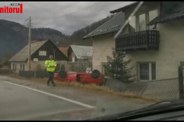 Mașina răsturnată în curba de la Prisaca Dornei